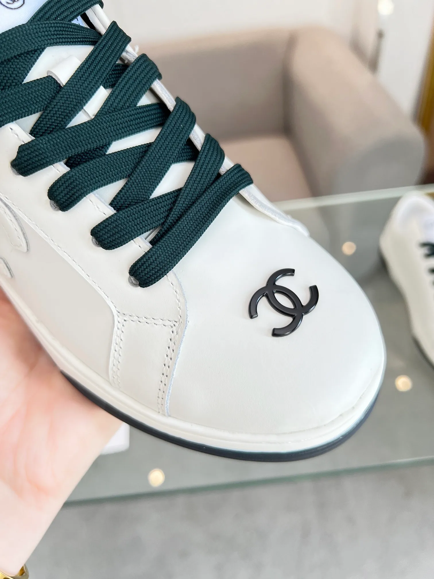 👟👟Ex-factory price 520👟👟Chanel Chanel 24SF latest model full leather panda color white shoes casual sports shoes skateboard shoes original purchase and development production Xiaoxiang C Home Another super popular item in the counter, loved by Internet celebrity bloggers and sisters, and various praises on social platforms. It is very popular, has a high texture, is breathable and super spring and summer. Seeing this issue always arouses the inner desire of girls for fashion. The latest suede material, classic black and white color, full of fashionable feeling on the feet, easy to care for. Fabric: Original customized imported cowhide material. Lining: Customized soft sheepskin lining. Sole: Original molded TPU non-slip outsole. Bottom thickness: 2.5CM. Size: Women's size 35-40 (custom-made sizes 40 are non-refundable)